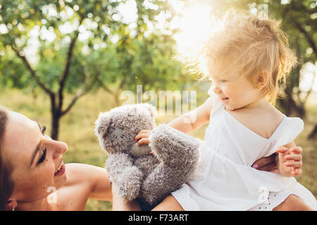 Mutter mit Tochter im park Stockfoto