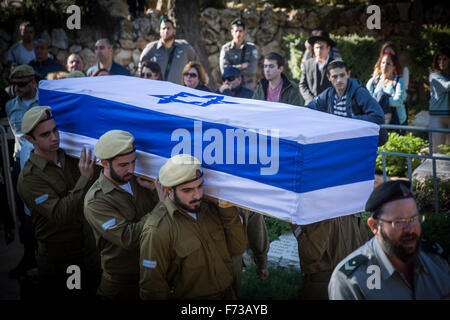 Jerusalem. 24. November 2015. Israelische Soldaten tragen den Sarg des 18-j hrige Soldaten Ziv Mizrachi während seiner Trauerfeier am Mount Herzl Militärfriedhof in Jerusalem, am 24. November 2015. Mizrachi wurde Montag an einer Tankstelle auf der Autobahn verbindet die jüdischen Siedlungen in der Nähe von Jerusalem und Tel Aviv Route 443 erstochen. Bildnachweis: JINI/Xinhua/Alamy Live-Nachrichten Stockfoto