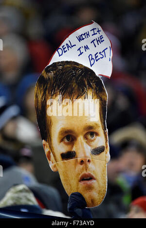 Regulären Spielzeit. 23. November 2015. MA, USA: Ein Fan hält ein Schild mit der New England Patriots Quarterback Tom Brady (12) während der National Football League-Spiel zwischen den Buffalo Bills und die New England Patriots im Gillette Stadium in Foxborough, Massachusetts statt. New England Niederlagen Buffalo 20-13 in der regulären Spielzeit. Eric Canha/CSM/Alamy Live-Nachrichten Stockfoto