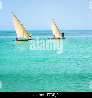 In das Bild zwei traditionellen catamarans(Ngalawa) auf erstaunliche türkisfarbenen Wasser im Indischen Ozean. Stockfoto