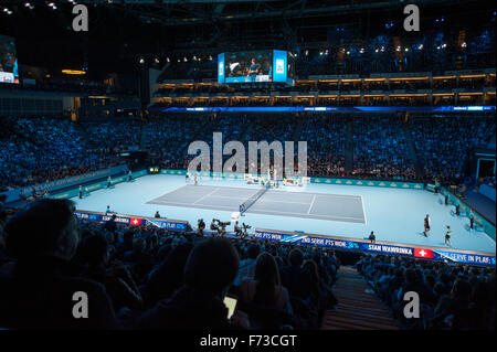 Halbfinale Spiel zwischen Federer und Wawrinka auf der ATP World Tour Finals 2015 in der O2 Arena, London, UK. Stockfoto