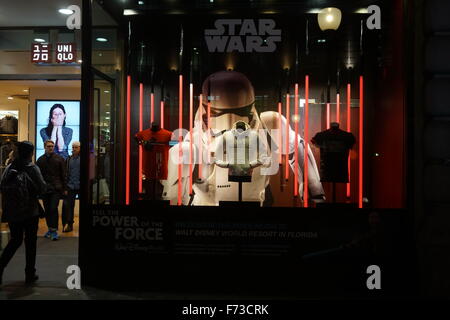 London, England, UK, 24. November 2015: Hunderte von Menschen in die Warteschlange außerhalb der Uniqlo für den Start der UNIQLO STAR WARS™ Kollektion in der Regent Street, London. Foto: Credit: siehe Li/Alamy Live News Stockfoto