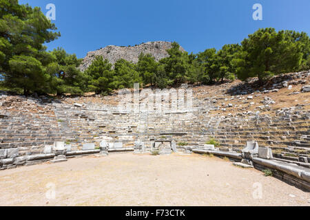 Blick auf das Theater von Priene, eine antike griechische Stadt von Ionia am Fuße einer Böschung von Mykale. Stockfoto