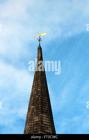 Hölzerne Turmspitze und goldenen Wetterfahne von All Saints Church, Lager, Essex, UK Stockfoto