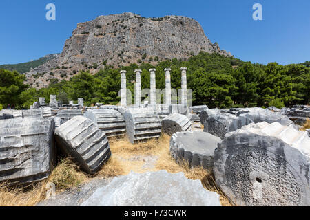 Tempel der Athene, mit Ionics Spalten in Priene eine antike griechische Stadt von Ionia am Fuße einer Böschung von Mykale. Stockfoto