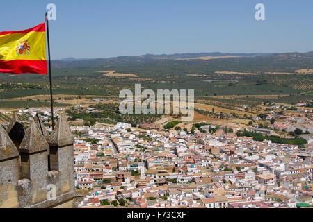 Almodóvar del Río, Córdoba, Andalusien, Spanien Architektur der Burg ist gotischen Mudéjar. Spanische Flagge Stockfoto