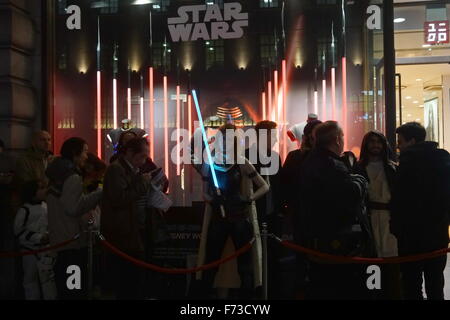 London, England, UK, 24. November 2015: Hunderte von Menschen in die Warteschlange außerhalb der Uniqlo für den Start der UNIQLO STAR WARS™ Kollektion in der Regent Street, London. Foto: Credit: siehe Li/Alamy Live News Stockfoto