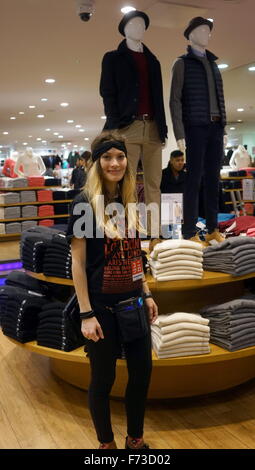 London, England, UK, 24. November 2015: Hunderte von Menschen in die Warteschlange außerhalb der Uniqlo für den Start der UNIQLO STAR WARS™ Kollektion in der Regent Street, London. Foto: Credit: siehe Li/Alamy Live News Stockfoto