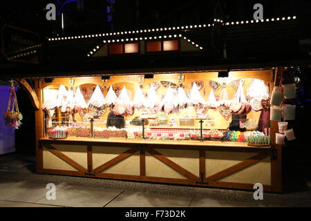 Berlin, Deutschland. 24. November 2015. Weihnachtsmärkte öffnen der Handel Saison und Lichter waren rund um Berlin und dem Händler bieten auch Handwerk und traditionelles Essen für Besucher bunt beleuchtet. Bildnachweis: Madeleine Lenz/Pacific Press/Alamy Live-Nachrichten Stockfoto