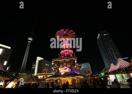 Berlin, Deutschland. 24. November 2015. Weihnachtsmärkte öffnen der Handel Saison und Lichter waren rund um Berlin und dem Händler bieten auch Handwerk und traditionelles Essen für Besucher bunt beleuchtet. Bildnachweis: Madeleine Lenz/Pacific Press/Alamy Live-Nachrichten Stockfoto