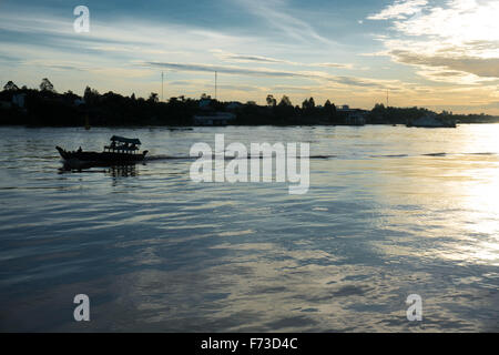Chau Doc, Vietnam: Boot bei Sonnenaufgang auf dem Mekong, angesehen vom Deck eines Kreuzfahrtschiffes Stockfoto