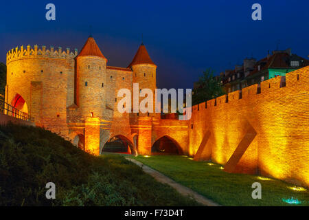 Nacht Barbican in der alten Stadt von Warschau, Polen Stockfoto