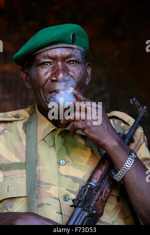 Kongolesische Soldaten zum Schutz der Garamba-Nationalpark in der Demokratischen Republik Kongo angeklagt Stockfoto