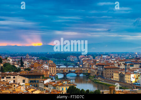 Arno und Ponte Vecchio bei Sonnenuntergang, Florenz, Italien Stockfoto