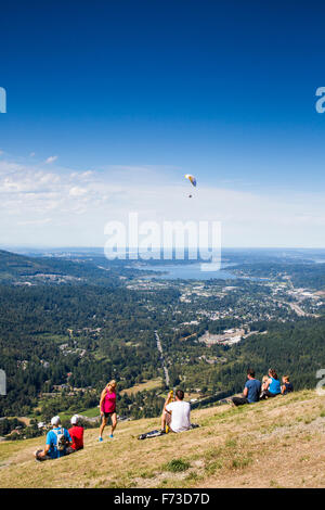 Poo ist Poo eine Sehenswürdigkeit in der Nähe von Issaquah, WA, wo Drachenflieger starten Sie in den klaren Himmel über einen dichten grünen Wald. Stockfoto