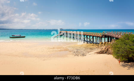 Abgebildete türkisblauen Indischen Ozean und eine schöne hölzerne Pier gebaut, an den Ufern der Gefängnisinsel in Sansibar, Tansania Stockfoto