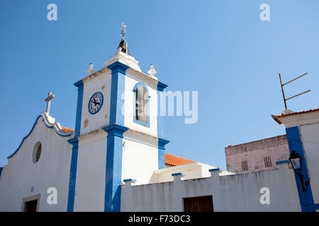 Der Glockenturm der Kirche Unserer Lieben Frau von Grace (Igreja de Nossa Senhora da Graça) im Dorf Vila Nova de Milfontes, Alentejo, Portugal Stockfoto