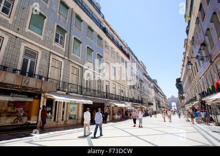 Rua Augusta in Lissabon, die Straße zur Praça do Comercio, voller Geschäfte und Straßencafés Restaurants' - Lissabon, Portugal. Stockfoto