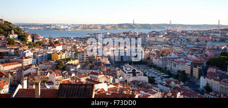 Panoramablick auf Lissabon und den Tejo vom Miradouro da Senhora do Monte, Lissabon, Portugal. Stockfoto