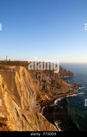 Der Leuchtturm und die beeindruckende Steilküste mit Blick auf den Atlantischen Ozean am Cabo Espichel, Cape Espichel, südlich von Lissabon, Portugal. Stockfoto