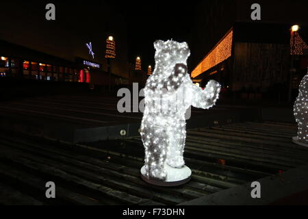 Berlin, Deutschland. 24. November 2015. Weihnachtsmärkte öffnen der Handel Saison und Lichter waren rund um Berlin und dem Händler bieten auch Handwerk und traditionelles Essen für Besucher bunt beleuchtet. Bildnachweis: Madeleine Lenz/Pacific Press/Alamy Live-Nachrichten Stockfoto