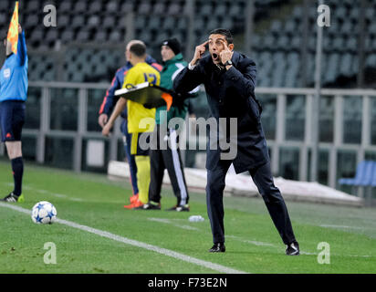 Turin, Italien. 24. November 2015. Moreno Longo, Cheftrainer des FC Turin, Gesten während des Uefa Youth League-Spiels zwischen Torino FC und FC Middlesbrough. Torino FC und FC Middlesbrough bekam 3-3 Unentschieden Punkte in der UEFA-Jugend-Ligaspiel. Bildnachweis: Nicolò Campo/Pacific Press/Alamy Live-Nachrichten Stockfoto