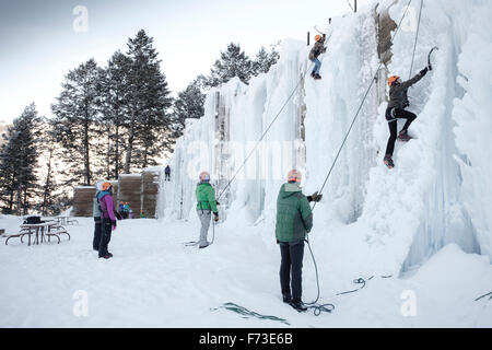 Eiskletterer Klettern eine Wand im Teton Ice Park in Jackson, WY. Stockfoto