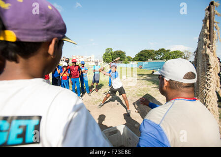 Kinder Praxis Baseball in Havanna, Kuba. Stockfoto