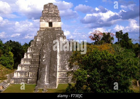 Tempel ich Türme 145 Fuß über die große Plaza in Tikal, Guatemala. Stockfoto