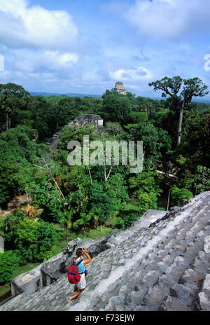 Ansicht der Tempel IV von Hauptpyramide, Tikal, Guatemala. Stockfoto