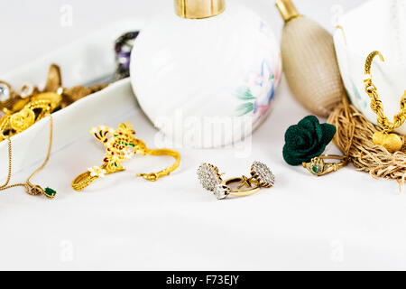 Stücke von Gold und Diamant Ringe, Ohrringe, Smaragd Halskette Stockfoto
