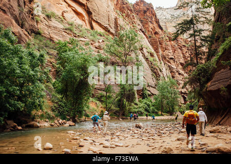 Wanderer bereiten Sie für den Start der Narrows Wanderung Stockfoto