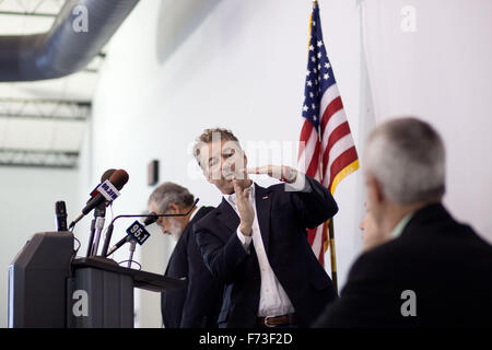 Fulton, Kentucky, USA. 24. November 2015. Republikanische Präsidentschaftskandidat, US-Senator RAND PAUL, R -KY, Gesten wie er Fragen zu Militäreinsatz in Syrien aus ein Publikum Mitglied während eines Rathaus-Forums in Fulton, Kentucky beantwortet Bildnachweis: Raffe Lazarian/ZUMA Draht/Alamy Live-Nachrichten Stockfoto