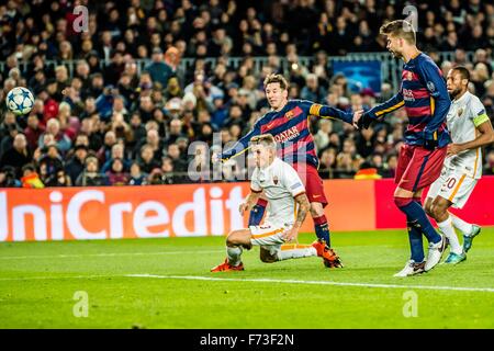 Barcelona, Spanien. 24. November 2015. FC Barcelonas Verteidiger PIQUÉ schießt sein Team 4. Tor in der Champions League-Spiel zwischen FC Barcelona und AS Roma im Camp Nou Stadion in Barcelona Credit: Matthi/Alamy Live-Nachrichten Stockfoto