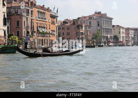 Touristen Reisen in einer Gondel in Venedig Stockfoto
