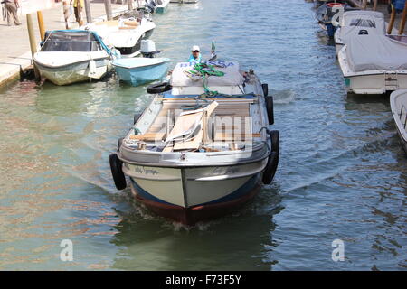 Ein Boot bewegen an einem Kanal, Venedig, Italien Stockfoto