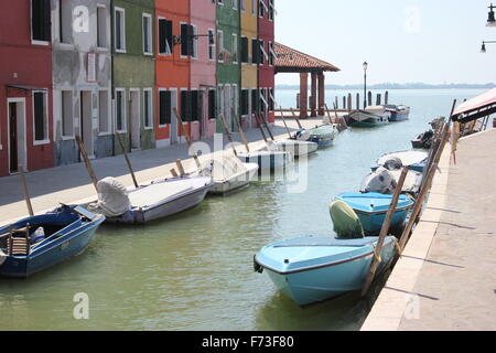 Boote auf einem leeren Straßen in Venedig, Italien Stockfoto