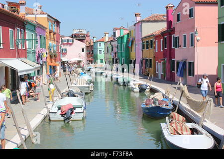 Touristen-Spaziergang durch die Gassen von Burano, Venedig, Italien Stockfoto