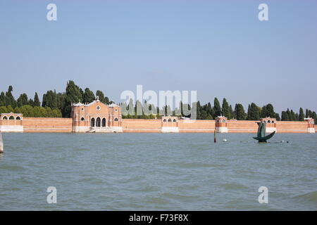 Eine Statue zeigt den Weg zu einem Friedhof in Venedig, Italien Stockfoto