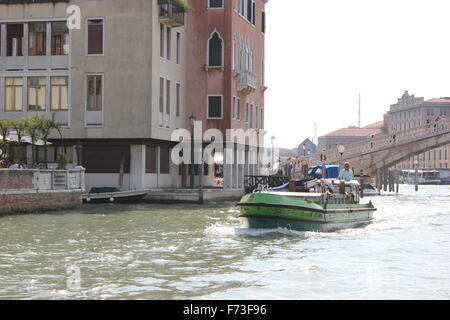 Ein Boot Geschwindigkeiten an einem Kanal in Venedig, Italien Stockfoto