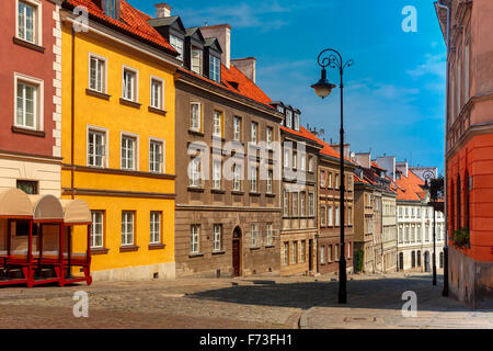 Leere gepflasterte Straße in der Altstadt, Warschau, Polen Stockfoto