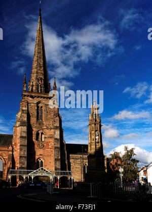 St. Peter ist der ältere der beiden verbliebenen mittelalterlichen Pfarrkirchen in der Stadt von Hereford, England, mit Kriegerdenkmal Stockfoto