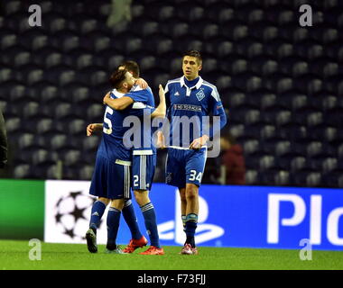 Porto, Portugal. 24. November 2015. Spieler von Dynamo Kiew feiern Sieg, nachdem die UEFA Champions League-Gruppe G Fußballspiel zwischen Porto und Dynamo Kiew in Porto, Portugal, 24. November 2015. Porto verloren 0-2. Bildnachweis: Zhang Liyun/Xinhua/Alamy Live-Nachrichten Stockfoto