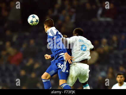 Porto, Portugal. 24. November 2015. Portos Vincent Aboubakar (R) wetteifert mit Dynamo Kiew Yevhen Khacheridi während der UEFA Champions League-Gruppe G-Fußballspiel zwischen Porto und Dynamo Kiew in Porto, Portugal, 24. November 2015. Porto verloren 0-2. Bildnachweis: Zhang Liyun/Xinhua/Alamy Live-Nachrichten Stockfoto