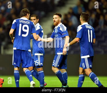 Porto, Portugal. 24. November 2015. Spieler von Dynamo Kiew feiern nach seinem Tor in der UEFA Champions League-Gruppe G-Fußballspiel zwischen Porto und Dynamo Kiew in Porto, Portugal, 24. November 2015. Porto verloren 0-2. Bildnachweis: Zhang Liyun/Xinhua/Alamy Live-Nachrichten Stockfoto