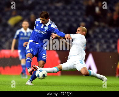 Porto, Portugal. 24. November 2015. Portos Maxi Pereira (R) wetteifert mit Dynamo Kiew Derlis Gonzalez in der UEFA Champions League-Gruppe G-Fußballspiel zwischen Porto und Dynamo Kiew in Porto, Portugal, 24. November 2015. Porto verloren 0-2. Bildnachweis: Zhang Liyun/Xinhua/Alamy Live-Nachrichten Stockfoto