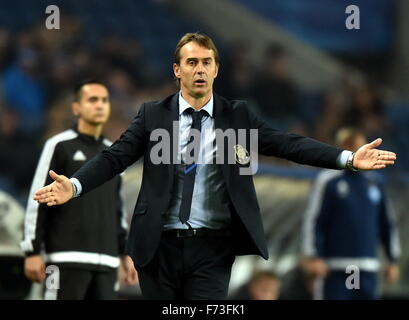 Porto, Portugal. 24. November 2015. Julen Lopetegui reagiert Cheftrainer von Porto in der UEFA Champions League-Gruppe G-Fußballspiel zwischen Porto und Dynamo Kiew in Porto, Portugal, 24. November 2015. Porto verloren 0-2. Bildnachweis: Zhang Liyun/Xinhua/Alamy Live-Nachrichten Stockfoto