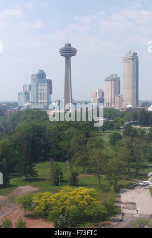 Skylon Tower und Fallsview Gegend Hotelbauten. Blick vom Niagara Skywheel, Clifton Hill Gegend, Niagara Falls, Ontario, Kanada. Stockfoto