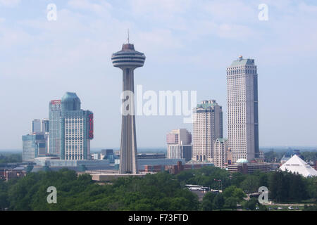 Skylon Tower und Fallsview Gegend Hotelbauten. Blick vom Niagara Skywheel, Clifton Hill Gegend, Niagara Falls, Ontario, Kanada. Stockfoto