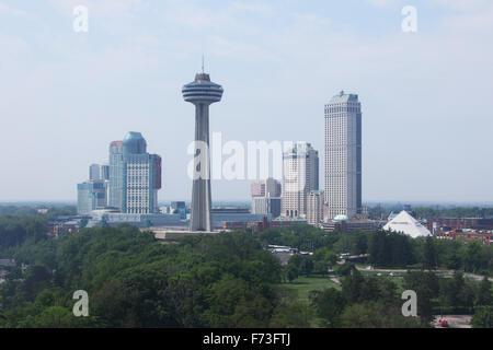 Skylon Tower und Fallsview Gegend Hotelbauten. Blick vom Niagara Skywheel, Clifton Hill Gegend, Niagara Falls, Ontario, Kanada. Stockfoto